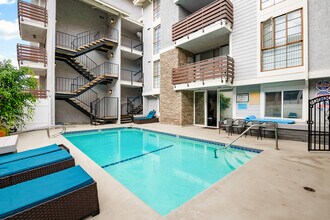 11706 Montana Ave, Unit 102 in Los Angeles, CA - Building Photo - Building Photo