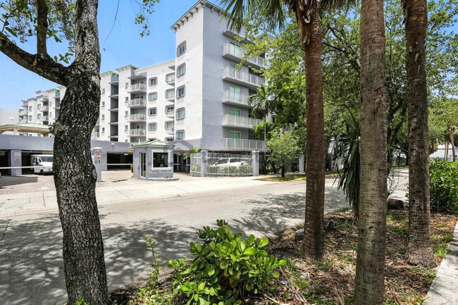 2415 NW 16th Street Rd, Unit 203 in Miami, FL - Building Photo - Building Photo