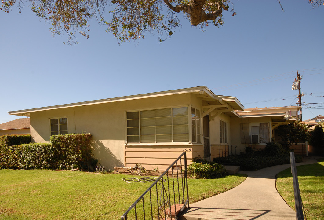 1515 N Altadena Dr in Pasadena, CA - Foto de edificio