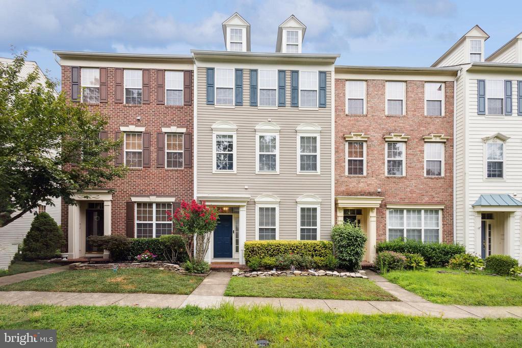 42753 Stadler Ln in Chantilly, VA - Building Photo