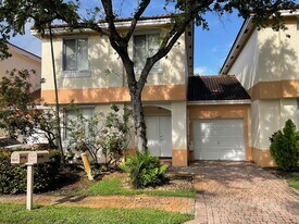 6639 Hidden Cove Dr in Davie, FL - Building Photo