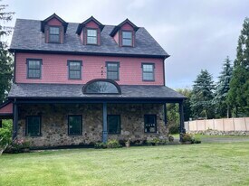 8 Sunnyview Dr in Redding, CT - Building Photo