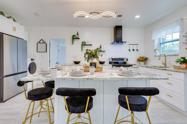 774 NW 49th St in Miami, FL - Foto de edificio - Building Photo