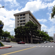 Salt Lake Manor in Honolulu, HI - Foto de edificio - Building Photo