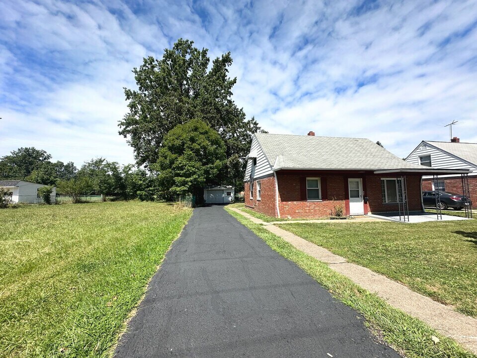 23781 Hartland Rd in Euclid, OH - Building Photo