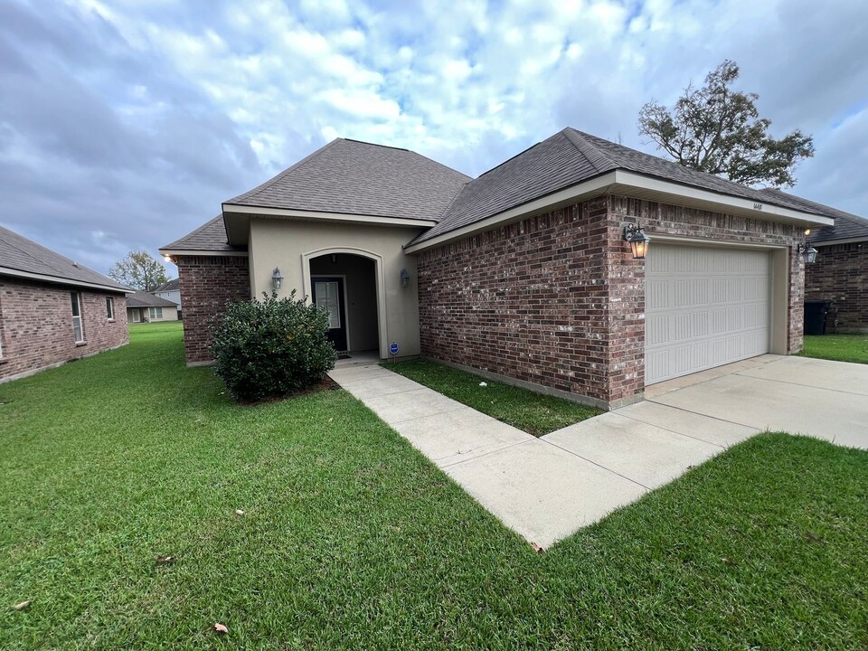 14418 Stone Gate Dr in Baton Rouge, LA - Building Photo