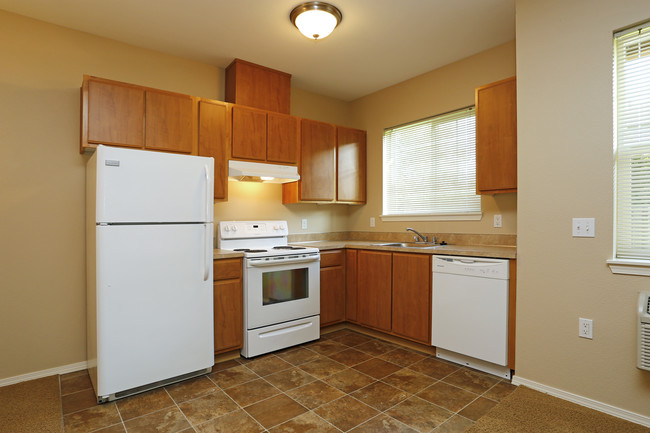 Hawk's Point Apartments in Keizer, OR - Building Photo - Interior Photo