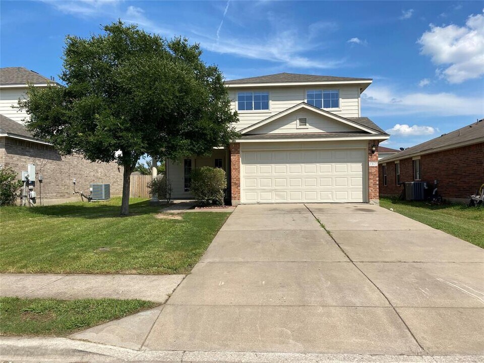 13601 Lyndon B Johnson St in Manor, TX - Building Photo
