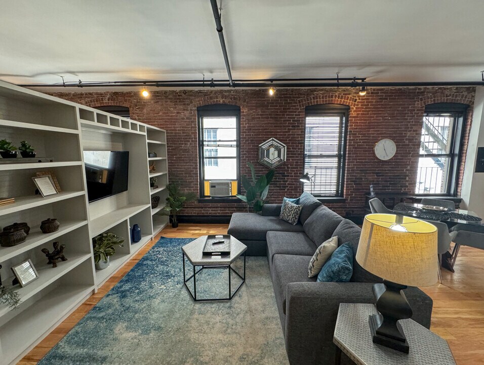 138 Woodland Rd, Unit 6 in Chestnut Hill, MA - Foto de edificio