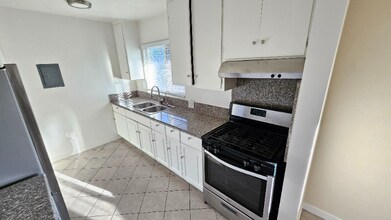 7240 Woodman Ave in Los Angeles, CA - Building Photo - Building Photo