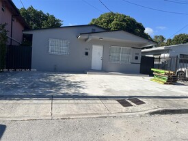 1067 NW 24th St in Miami, FL - Building Photo