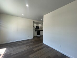 2033 E 4th St, Unit 2 in Long Beach, CA - Building Photo - Building Photo