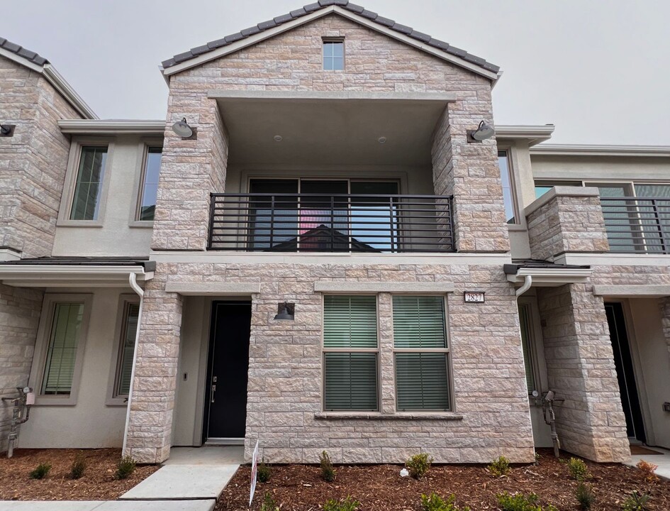 2827 E Tamarind Dr in Fresno, CA - Building Photo