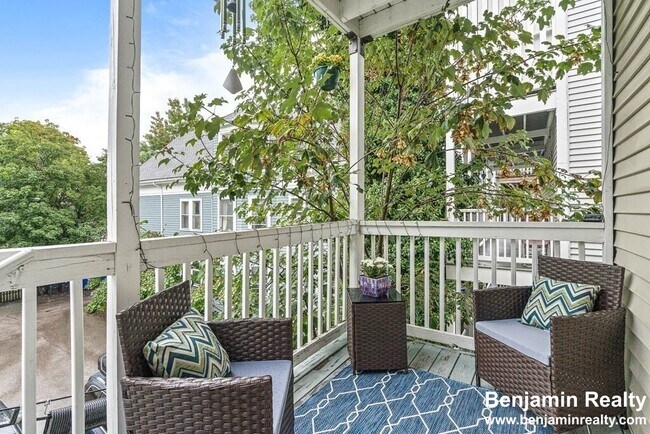 7 Washburn Ter, Unit 1 in Brookline, MA - Building Photo - Building Photo