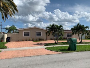 9800 SW 12th Ter in Miami, FL - Foto de edificio - Building Photo