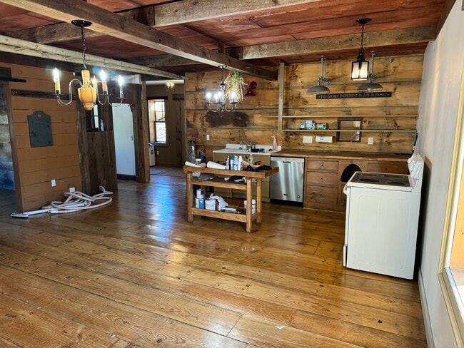 106 Wheelock Ave in Millbury, MA - Foto de edificio - Building Photo