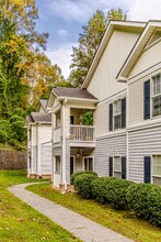 585 Franklin Grove Church Rd in Bryson City, NC - Foto de edificio - Building Photo