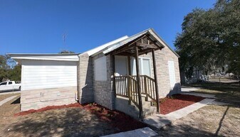 2418 Crill Ave in Palatka, FL - Building Photo