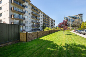 Vista del Mar in North Vancouver, BC - Building Photo - Building Photo