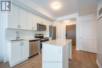 3240 William Coltson Ave in Oakville, ON - Building Photo - Building Photo