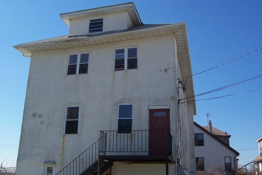 99 Beach 31st St in Far Rockaway, NY - Building Photo