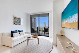 601 NE 1st Ave in Miami, FL - Building Photo - Building Photo