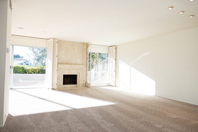 2274 Caminito Castillo in San Diego, CA - Building Photo - Building Photo