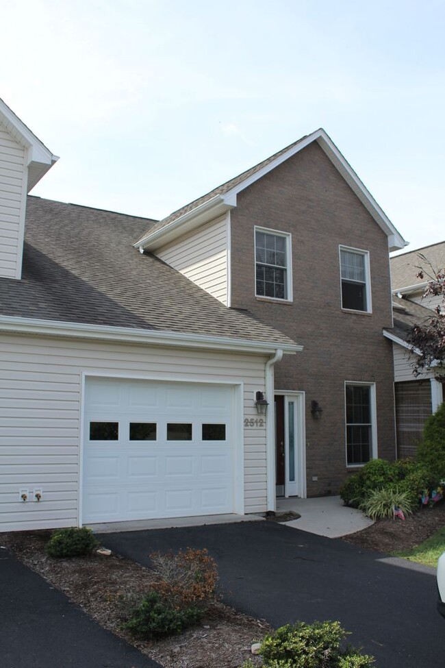 2512 Blossom Trail W in Blacksburg, VA - Building Photo - Building Photo