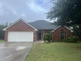 712 N Comanche St in San Marcos, TX - Building Photo