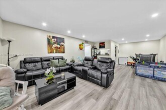 8550 SW 149th Ave in Miami, FL - Foto de edificio - Building Photo