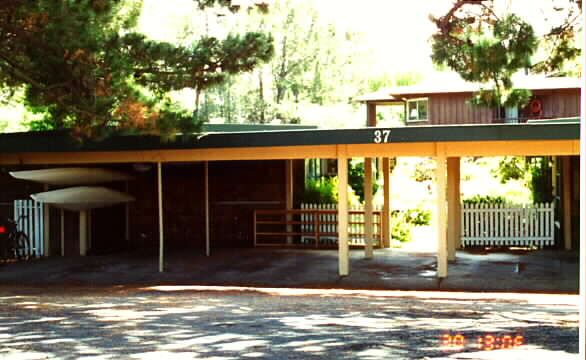 37 Valley Rd in Mill Valley, CA - Foto de edificio - Building Photo