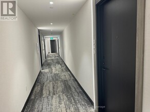 215-215 Lakeshore Rd W in Mississauga, ON - Building Photo - Building Photo