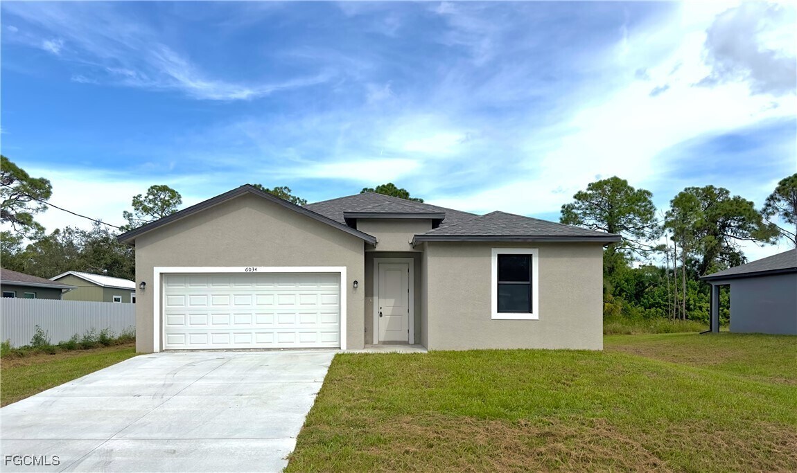 8025 Oakleaf Cir in La Belle, FL - Building Photo