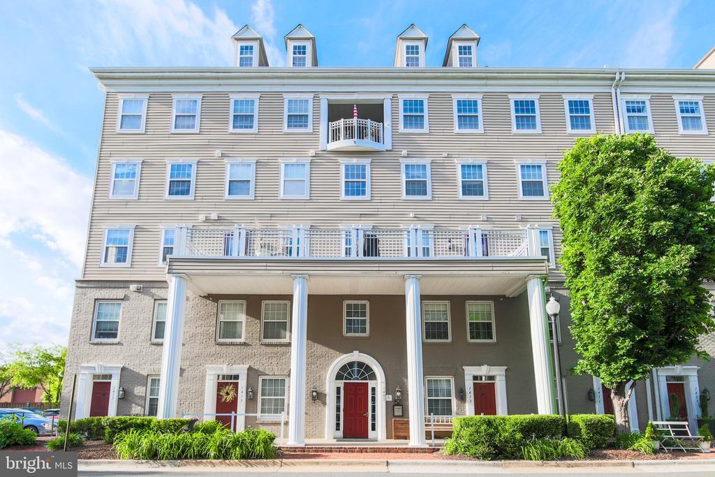 1405 Roundhouse Ln in Alexandria, VA - Building Photo