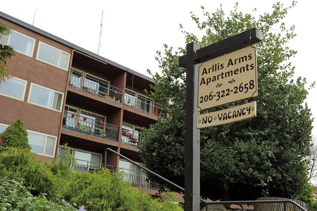 Arlis Arms Apartments in Seattle, WA - Building Photo - Building Photo