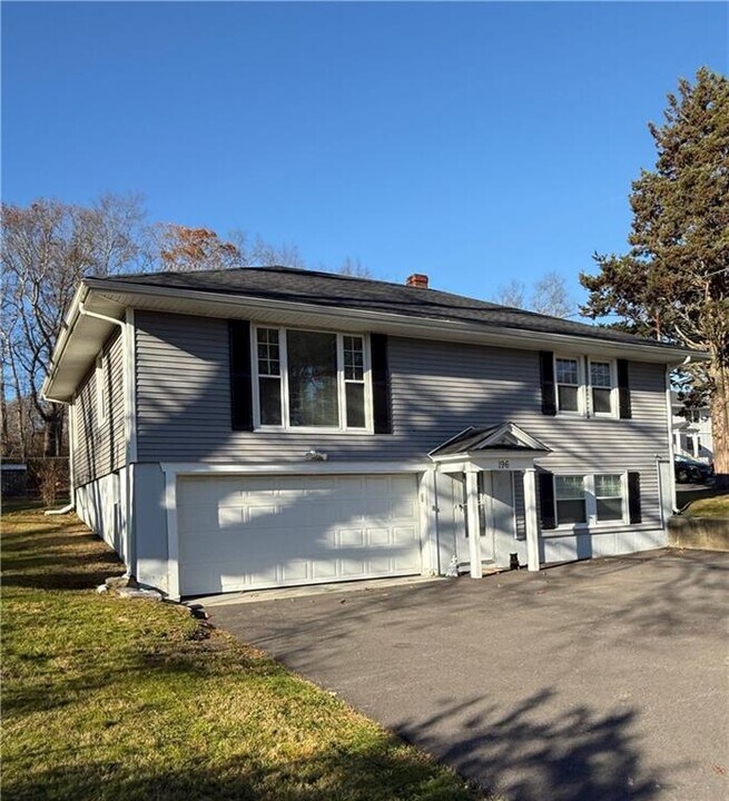 196 Bulgarmarsh Rd in Tiverton, RI - Building Photo