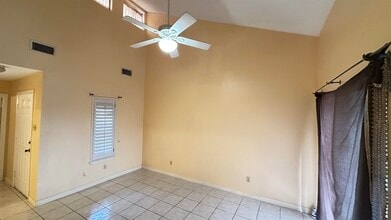 100 Aurora St in Laredo, TX - Foto de edificio - Building Photo