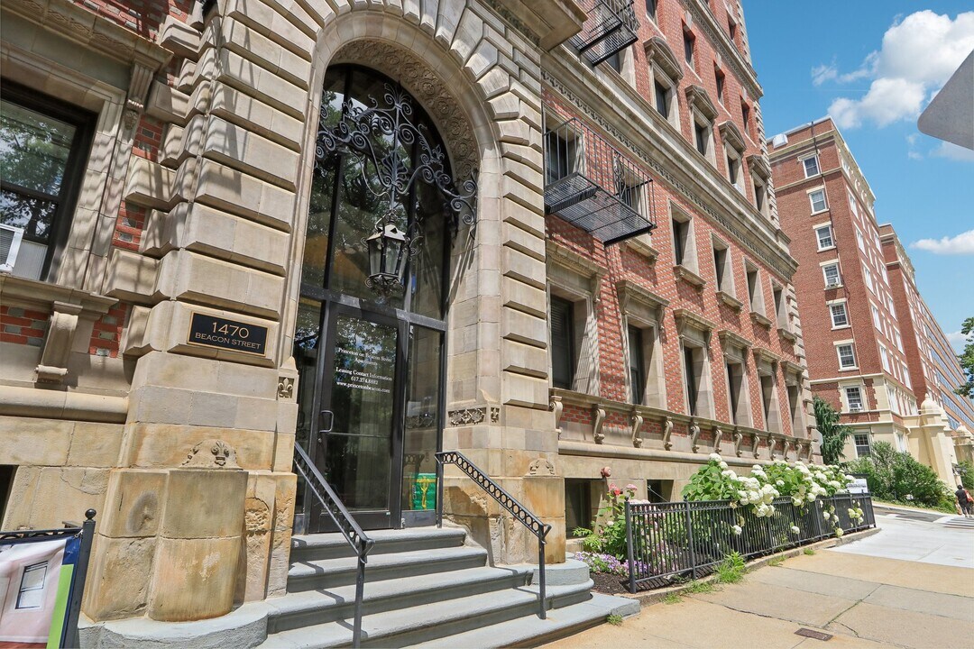 1476 Beacon St, Unit 31 in Brookline, MA - Building Photo