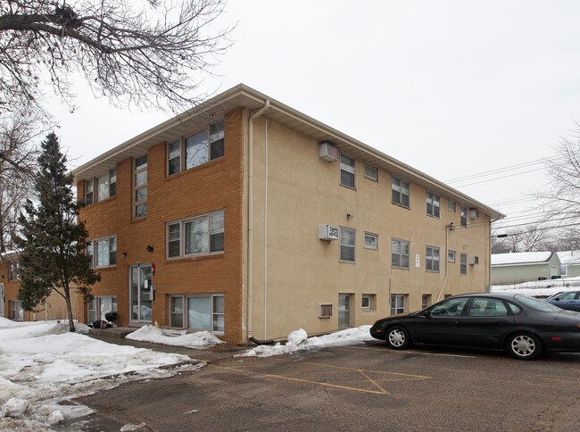 5131 University Ave NE in Columbia Heights, MN - Building Photo - Building Photo