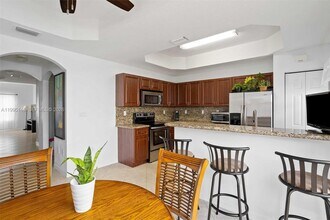 970 SW 144th Ave in Pembroke Pines, FL - Foto de edificio - Building Photo