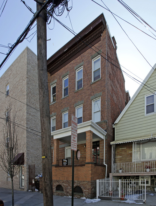 703 22nd St in Union City, NJ - Building Photo