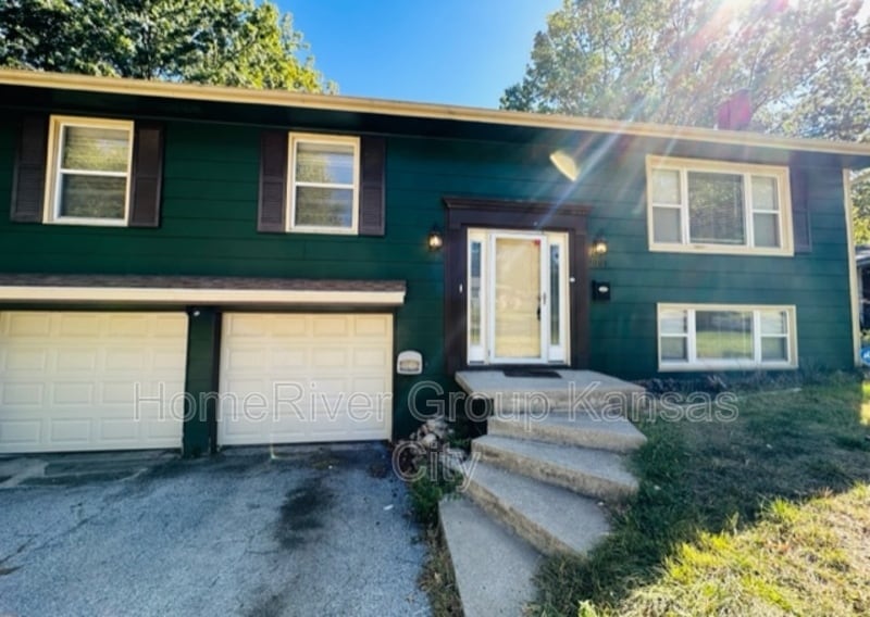 1004 NW Range St in Blue Springs, MO - Building Photo