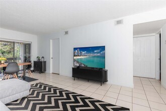 8885 Fontainebleau Blvd in Miami, FL - Building Photo - Building Photo