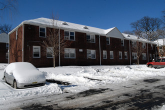 Colonial Residence in Clifton, NJ - Foto de edificio - Building Photo