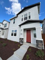 2300 Holcolm Pl in Woodland, CA - Building Photo