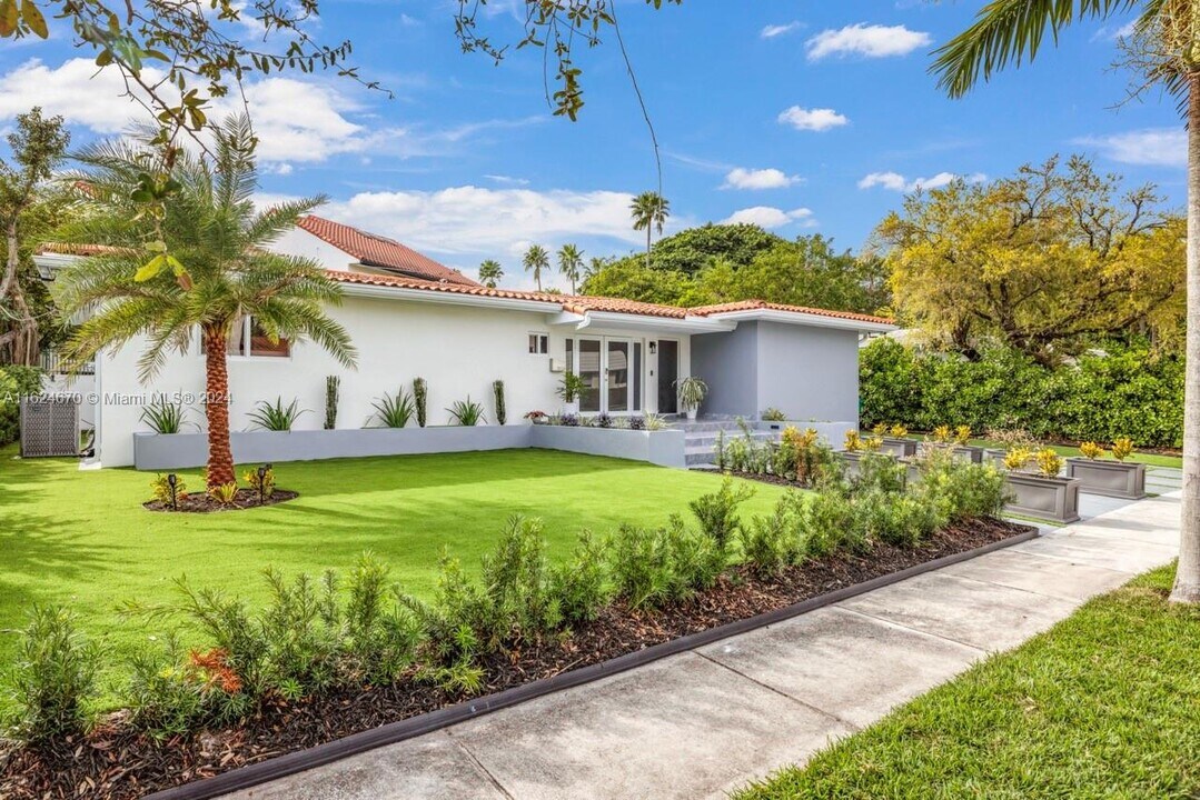 3504 Crystal View Ct in Miami, FL - Building Photo
