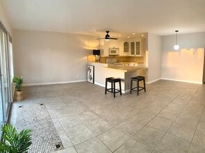 1187 E 3rd St, Unit 105 in Long Beach, CA - Foto de edificio - Building Photo
