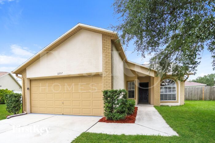 1207 Etchfield Cir in Brandon, FL - Building Photo
