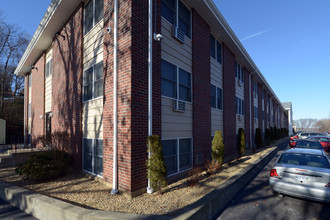 Mount Vernon Apartments in Woonsocket, RI - Foto de edificio - Building Photo