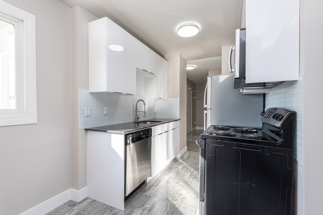 Sandison Manor in Edmonton, AB - Building Photo